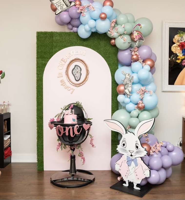 alice in wonderland backdrop and balloons